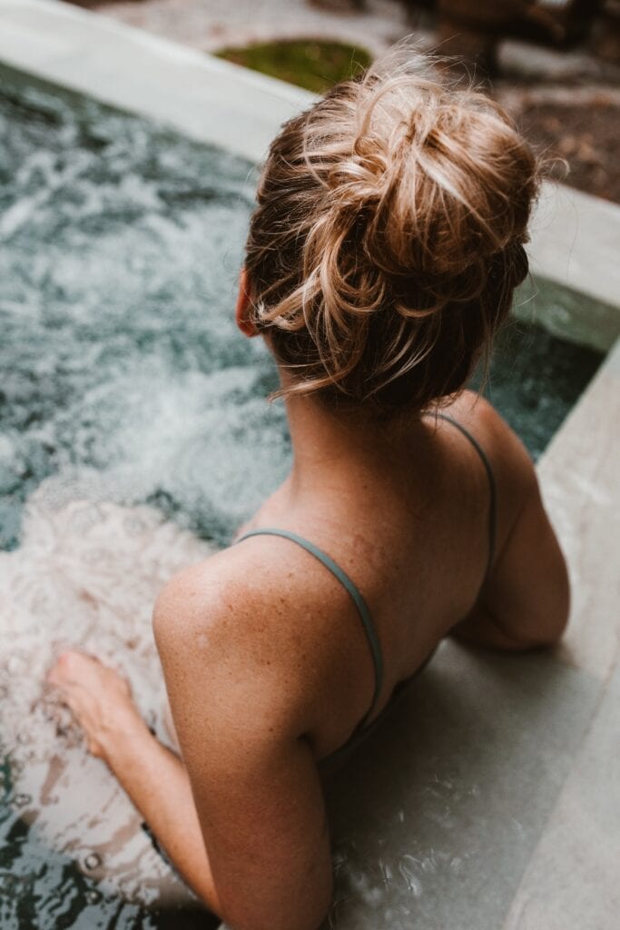 Une femme en maillot de bain qui se détend dans la piscine.